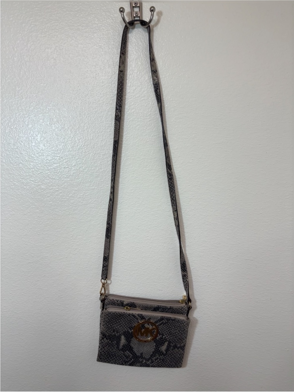 Michael Kors Snake-Print Gray Crossbody with Gold MK Emblem - Picture 2 of 8